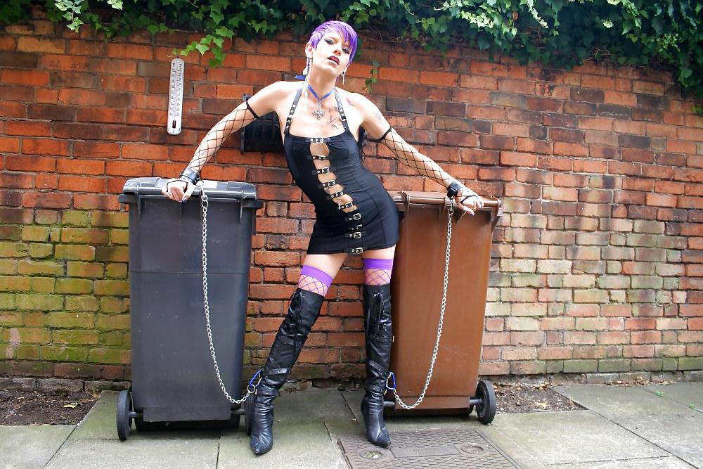 22P British Emo Queen of Kink out with the Trash