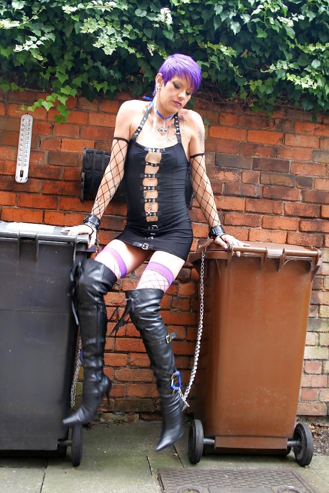 22P British Emo Queen of Kink out with the Trash