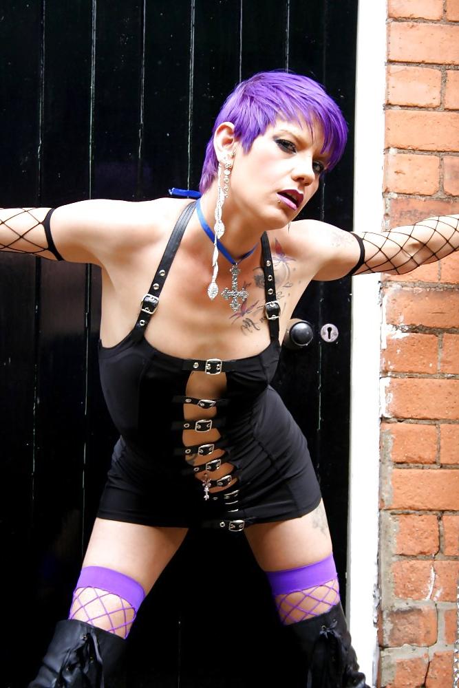 22P British Emo Queen of Kink out with the Trash