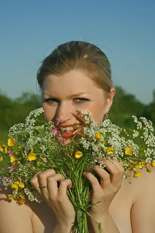 15P perky tit nature lover shows her beautiful assetts outdoors