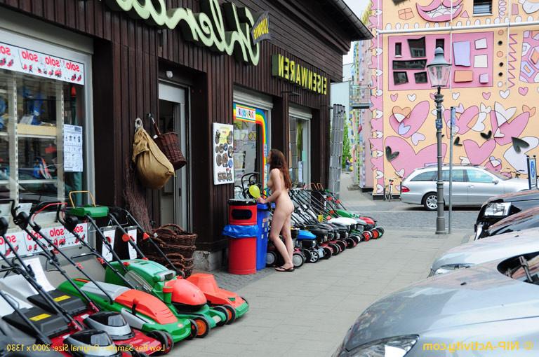 15P Nude girl in public