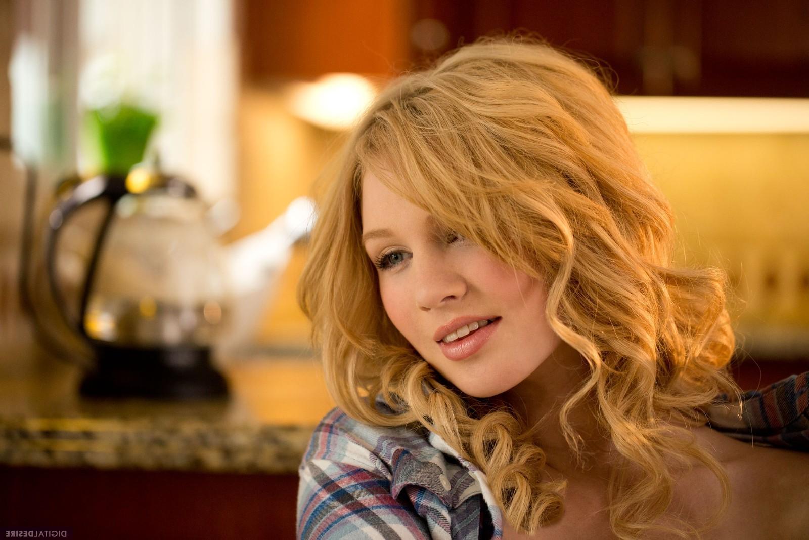 17P Gorgeous teen Effy Davis getting dirty in the kitchen