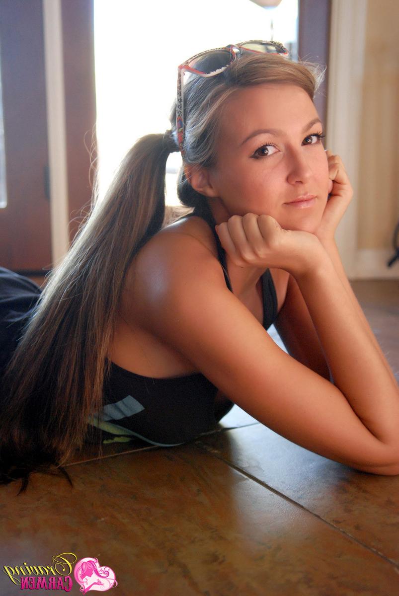16P Sexy teen shows pussy