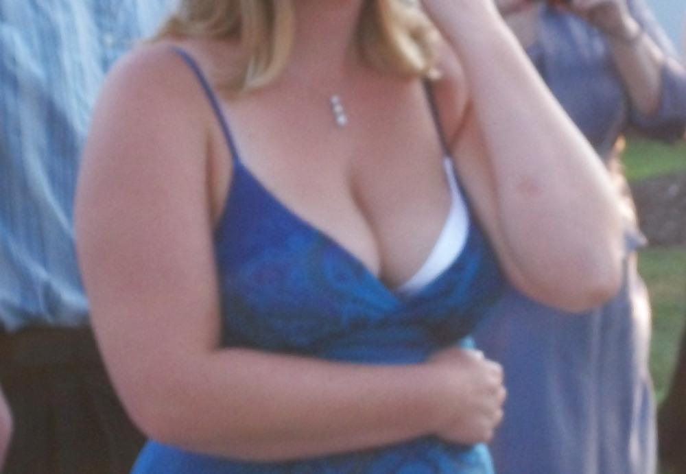 25P Friends' Cleavage