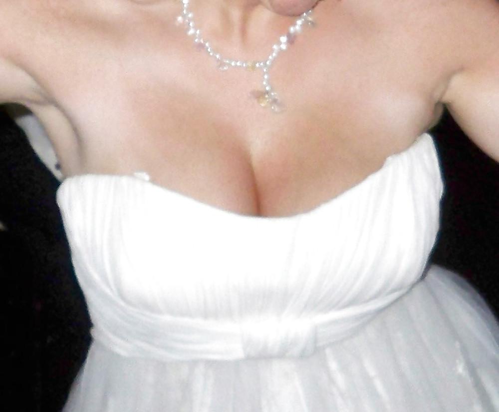 25P Friends' Cleavage