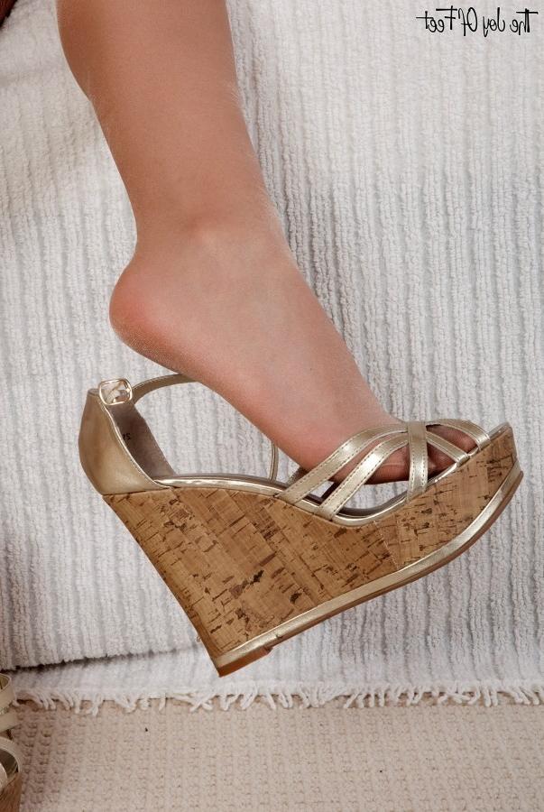 16P Beauty brunette showes her sexy feet