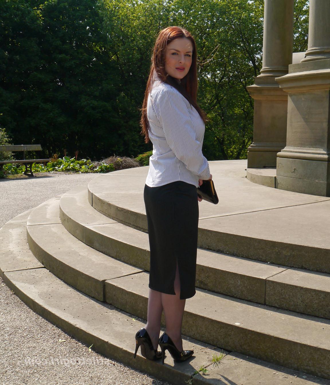 16P Hot office babe is outdoors posing in a pair of silky nylon stockings and stunni