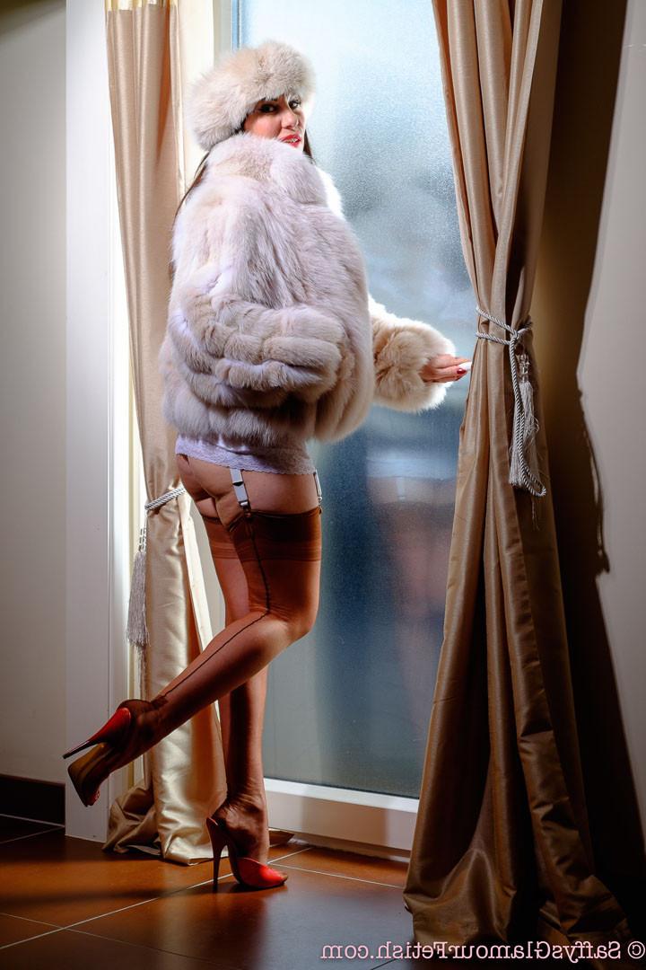 15P Sexy MILF Saffy plays in her fur coat ffs nylon stockings and high heel mules