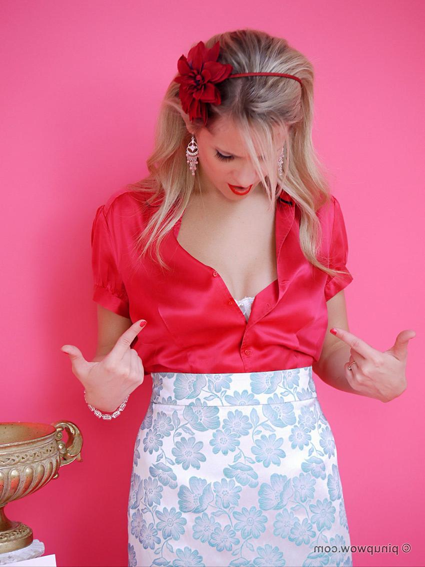 17P Sweet blonde strips out of her pinup clothe and lingerie