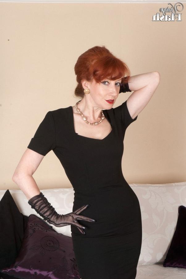 12P Red is oozing feline sophistication in this outfit
