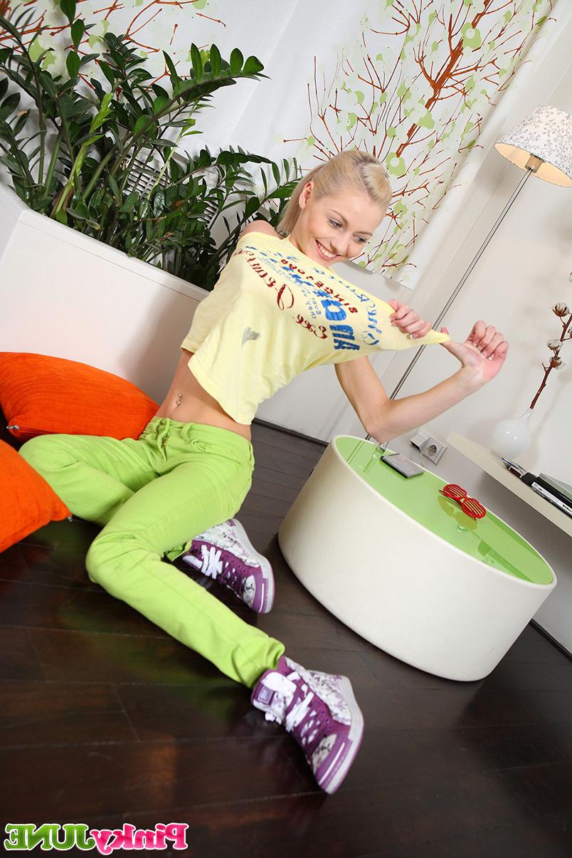 15P Schöner blonder Teenager