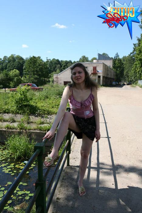 16P Fat-ass temptress lifts her skirt in public places