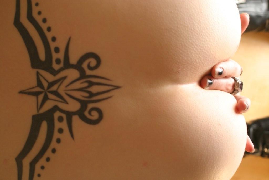 16P Sexy gothic slut has lots of piercings and tattoos on her body