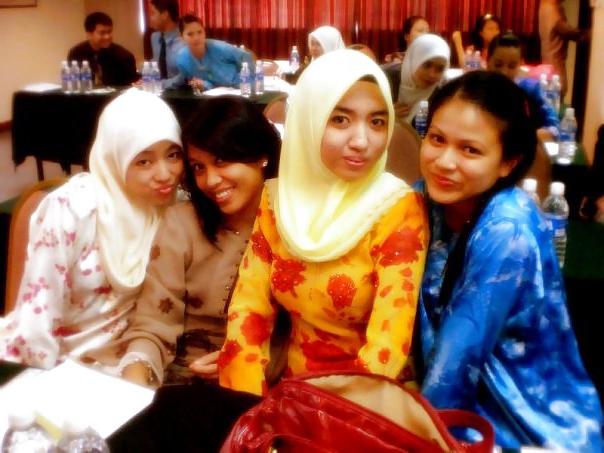 25P Hijab Asian Indo Girls