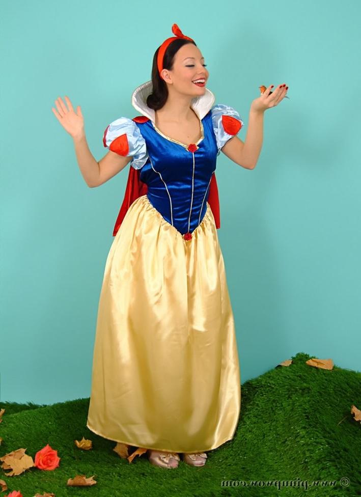 16P Beautiful snowhite slowly undressing