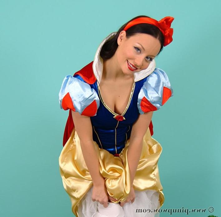 16P Beautiful snowhite slowly undressing