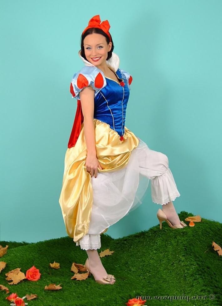 16P Beautiful snowhite slowly undressing