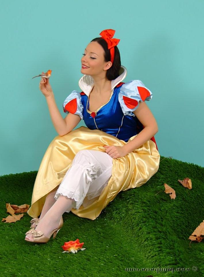 16P Beautiful snowhite slowly undressing