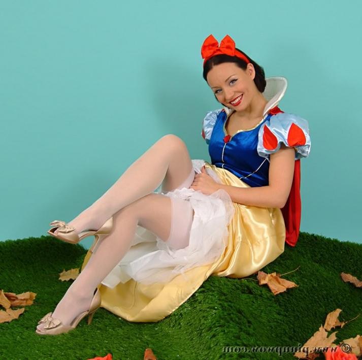 16P Beautiful snowhite slowly undressing