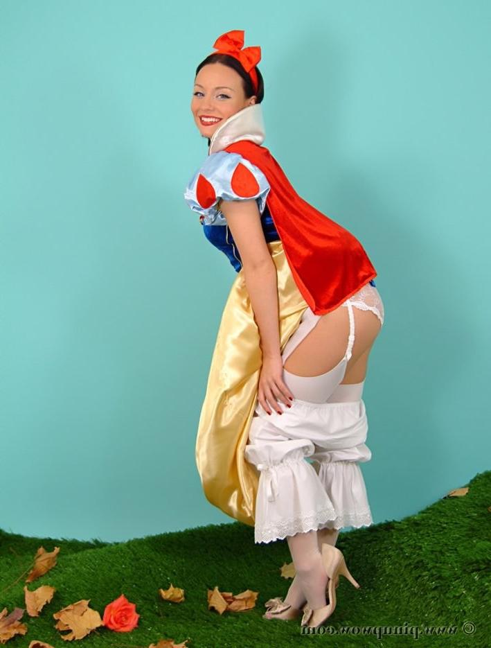 16P Beautiful snowhite slowly undressing