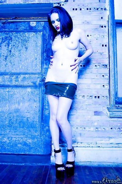 15P Sexy gothic babe Scar in latex and heels