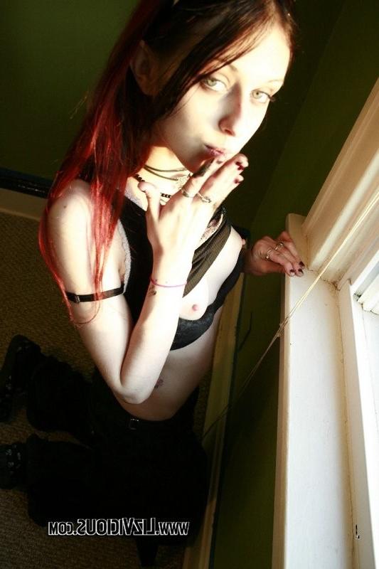 15P gothic redhead plays with her tits