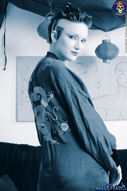15P Stunningly beautiful goth Scar shows her tattoo