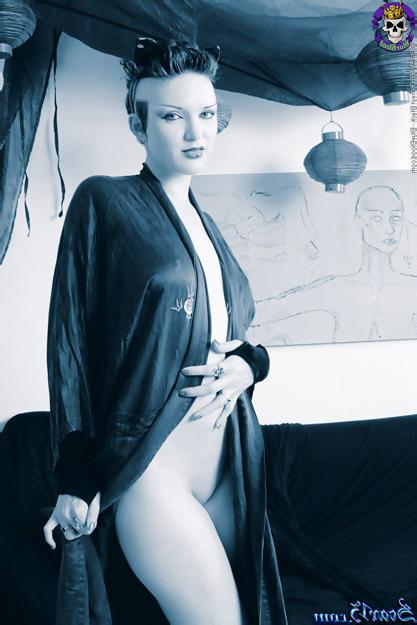 15P Stunningly beautiful goth Scar shows her tattoo