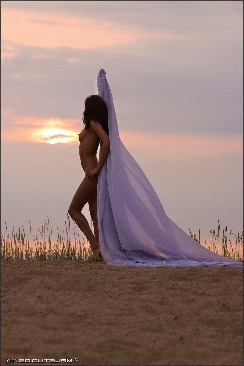 16P Sexy nude babe dancing in the sunset