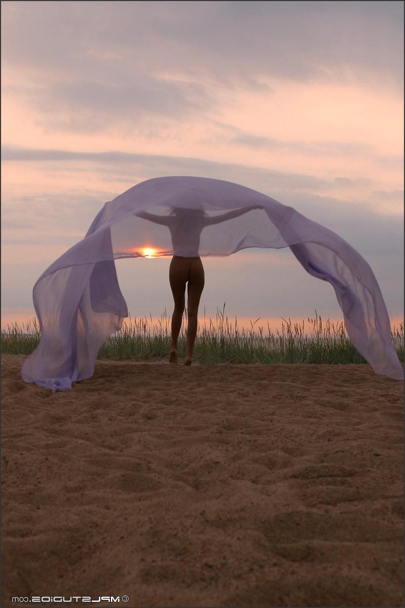16P Sexy nude babe dancing in the sunset