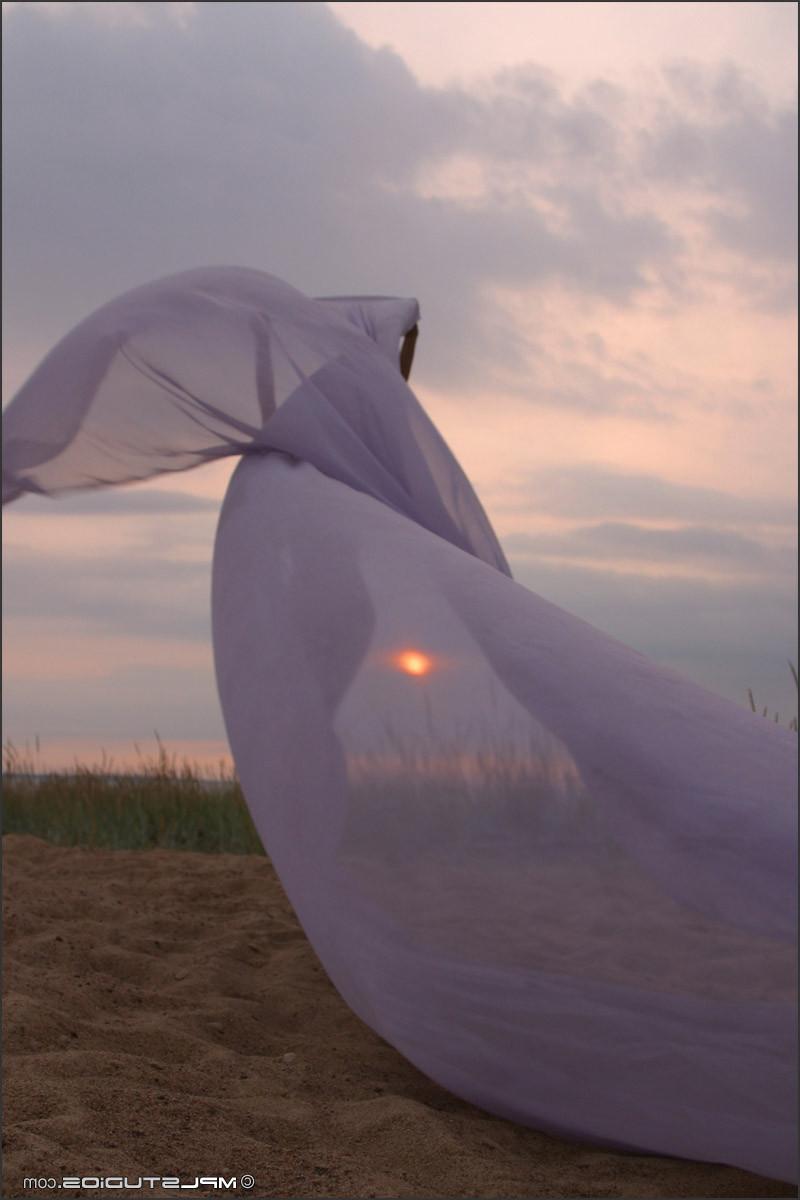 16P Sexy nude babe dancing in the sunset