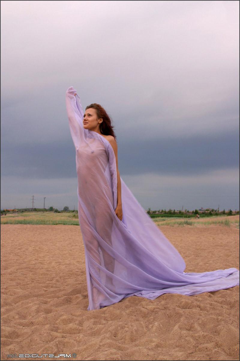 16P Sexy nude babe dancing in the sunset