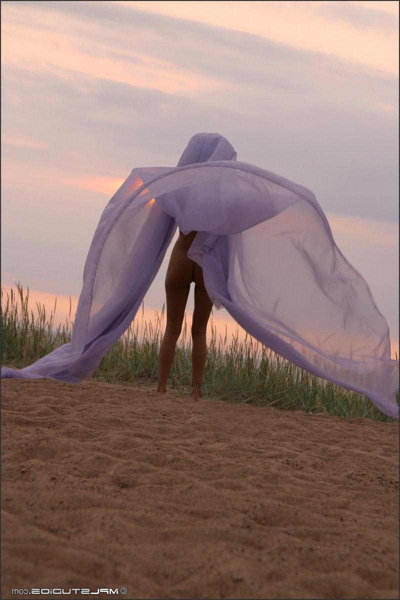 16P Sexy nude babe dancing in the sunset