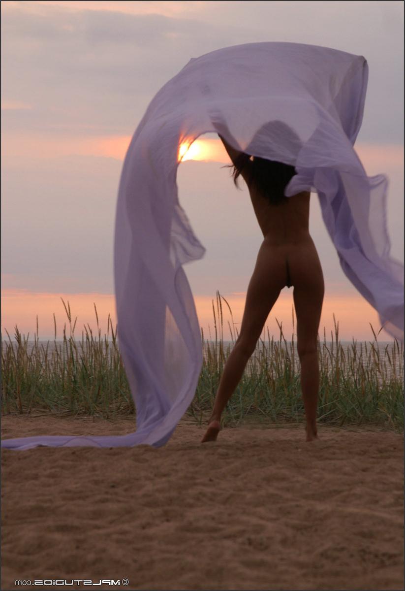 16P Sexy nude babe dancing in the sunset