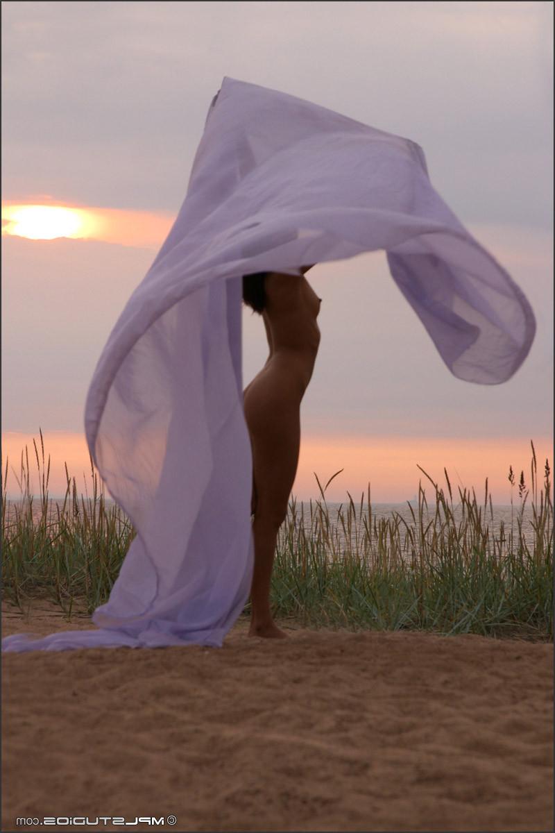 16P Sexy nude babe dancing in the sunset