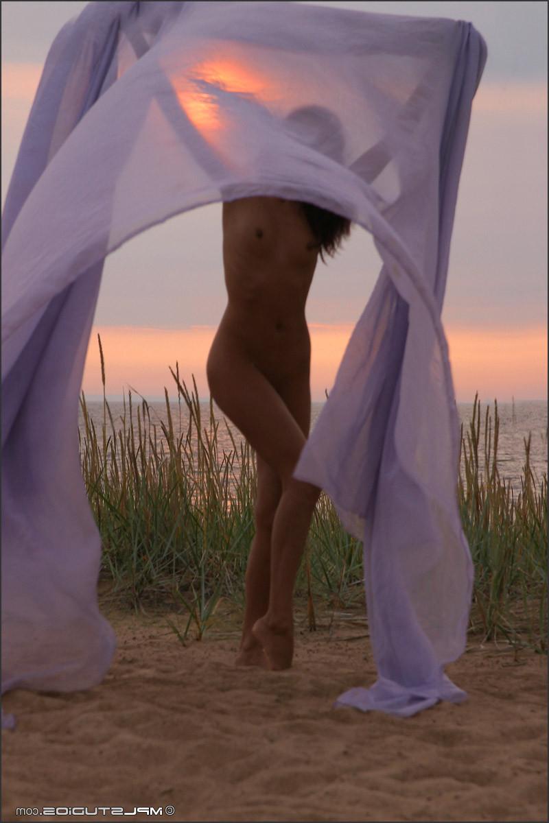 16P Sexy nude babe dancing in the sunset