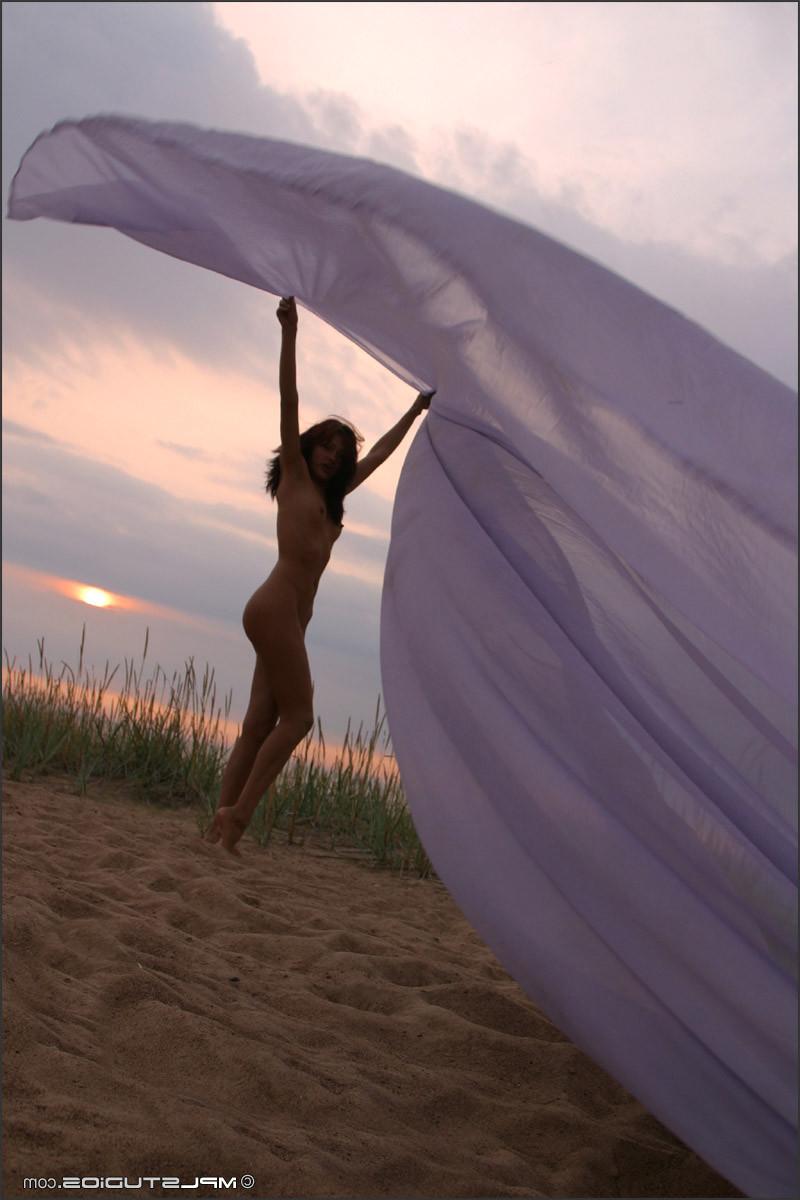16P Sexy nude babe dancing in the sunset