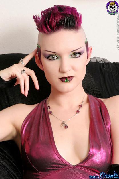 15P Stunning goth babe Scar13 shows her eatable cookie