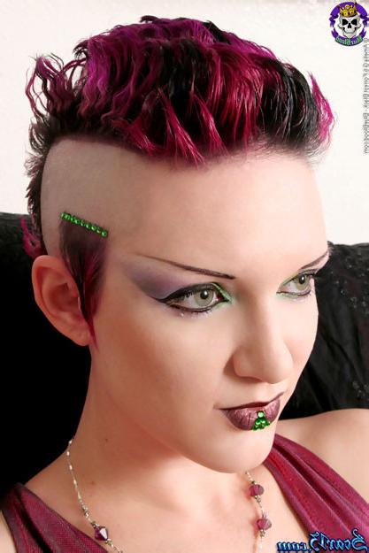 15P Stunning goth babe Scar13 shows her eatable cookie