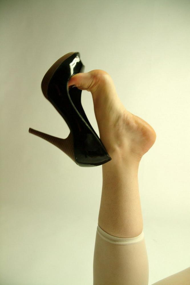16P Kinky Zee Foot Fetish in Pussy Revealing Pantyhose