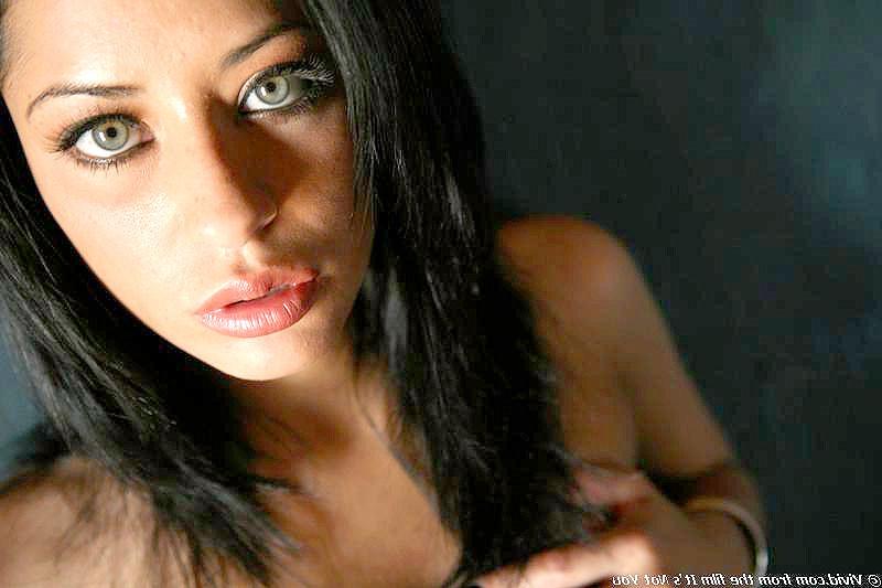 15P Dark hair stunner posing nude