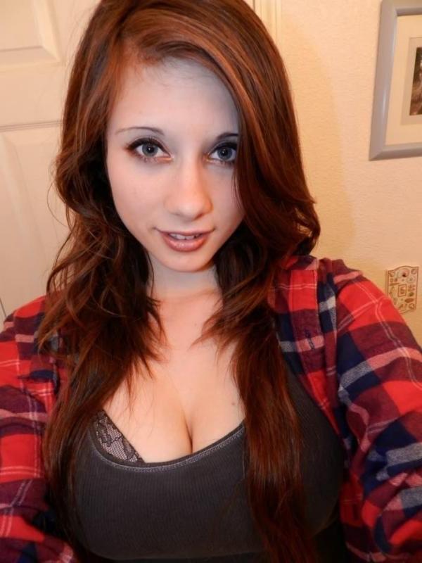 10P Camwhoring sexy ass babe shows off her huge knockers
