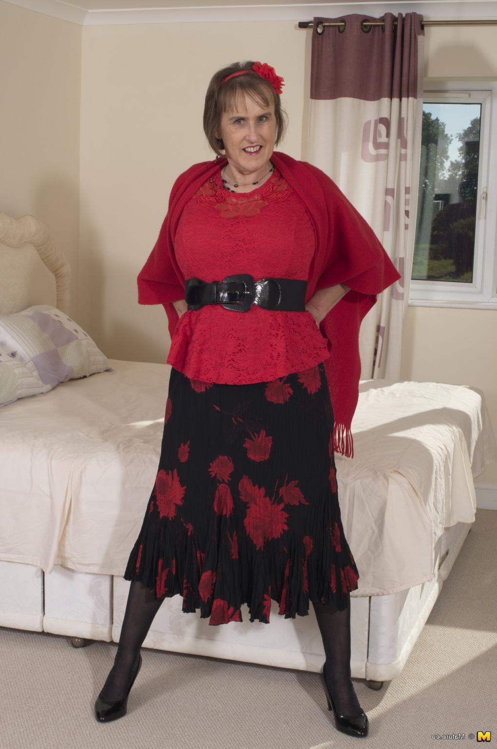 16P This British mature lady loves to get her dirty mind on