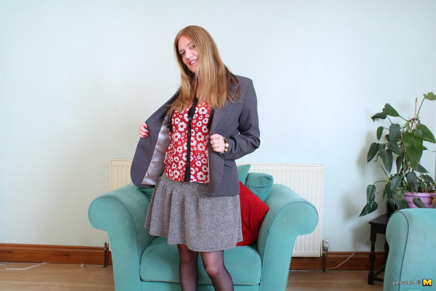 16P This naughty British housewife is getting ready for something