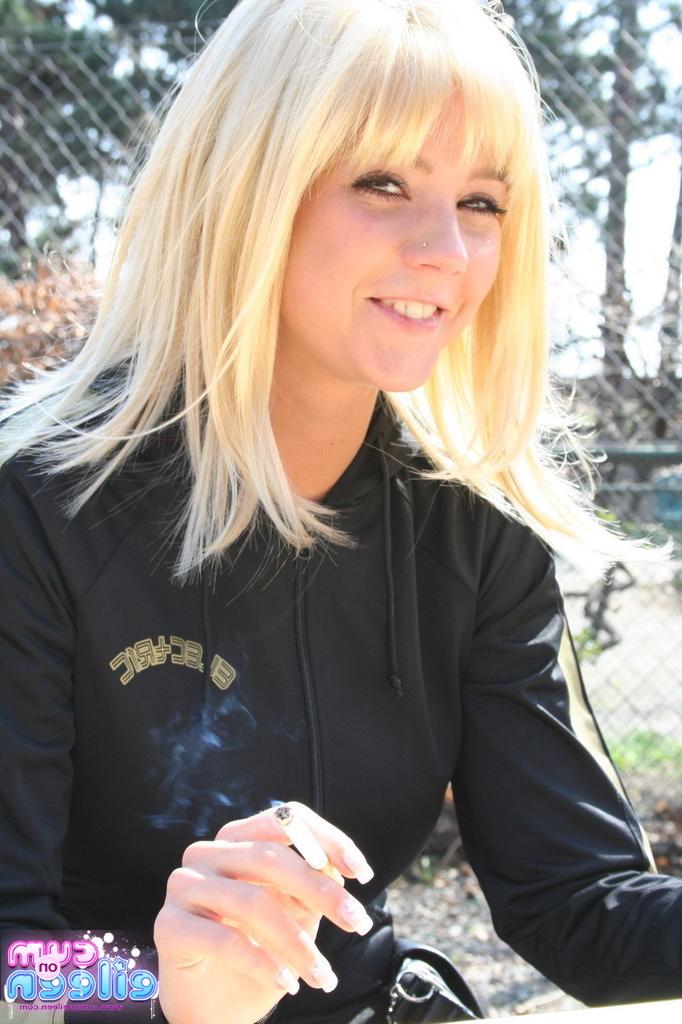 16P Busty blonde outside