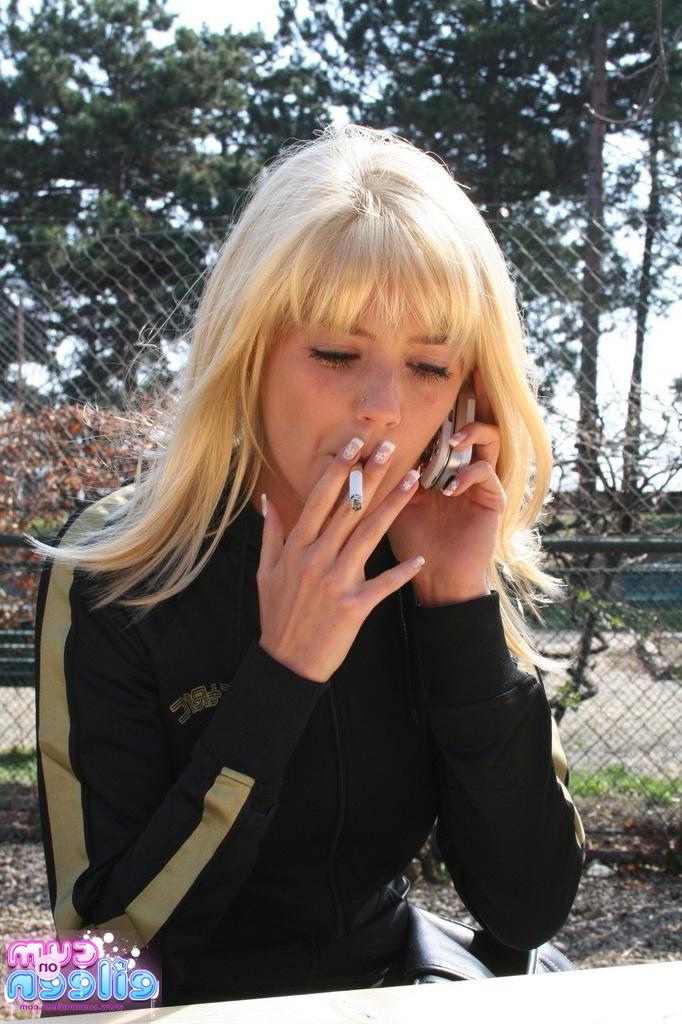 16P Busty blonde outside