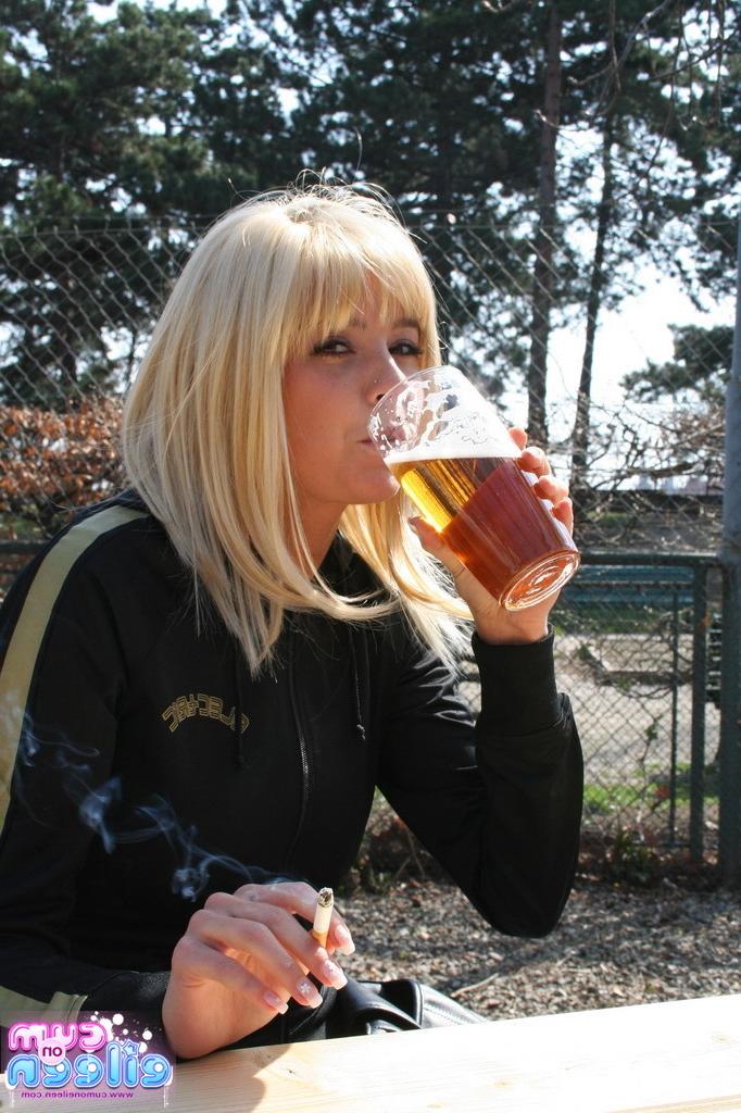 16P Busty blonde outside