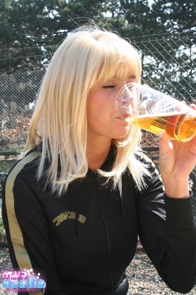 16P Busty blonde outside