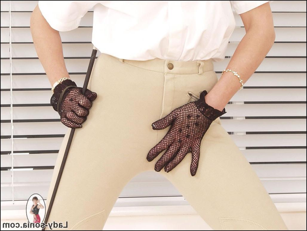 15P Riding mistress Lady Sonia in tight jodhpurs