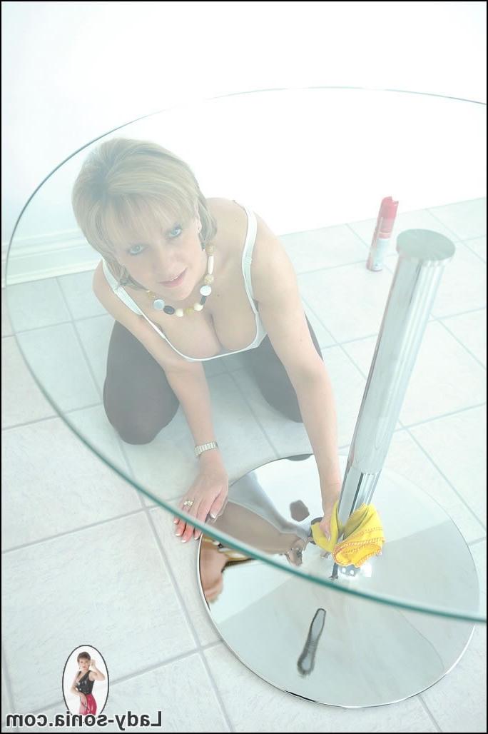 15P Pantyhosed wife Lady Sonia cleans floor